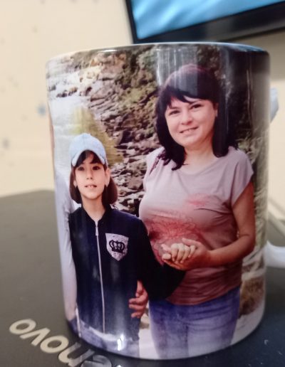 Кружка фото на фоні річки Бистриця